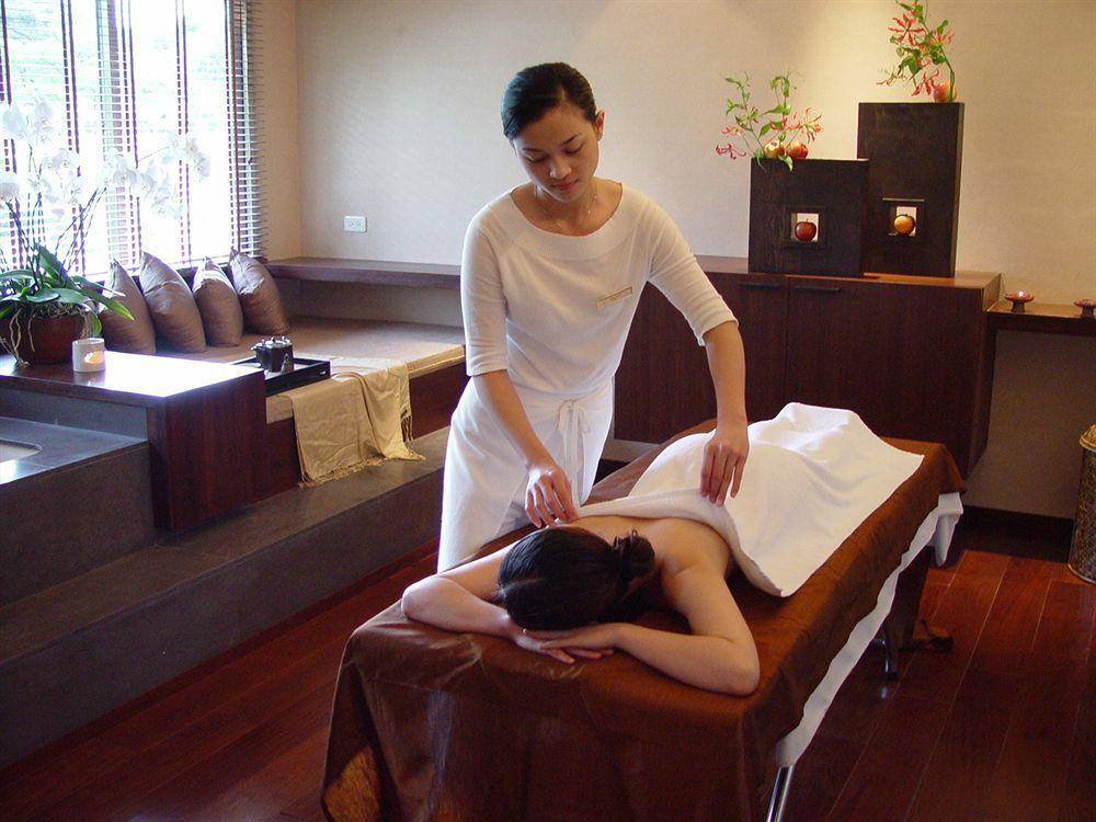 Parkview Hotels & Resorts Hualien Kültér fotó A woman receiving a massage