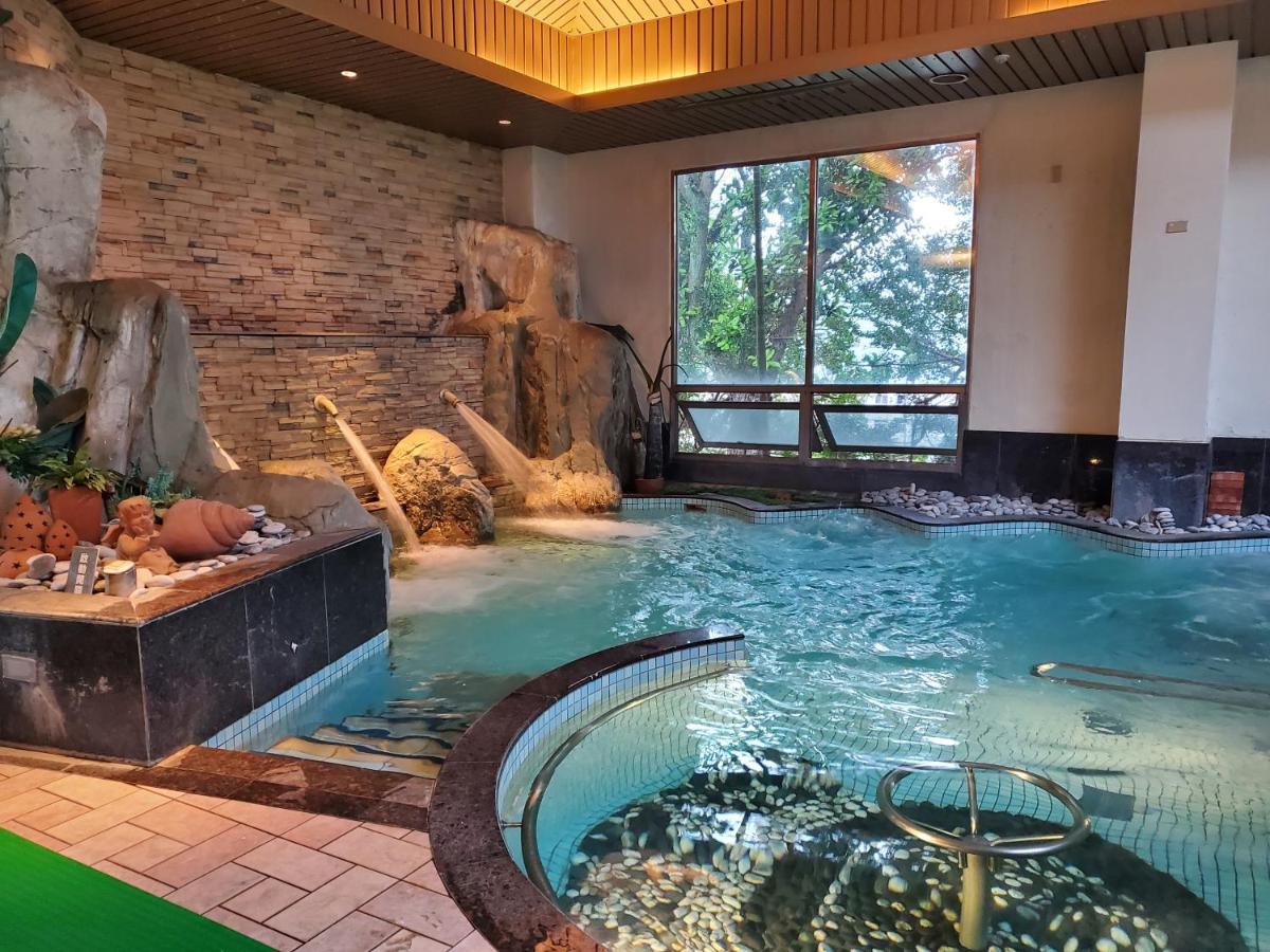 Parkview Hotels & Resorts Hualien Kültér fotó The indoor pool at the hotel