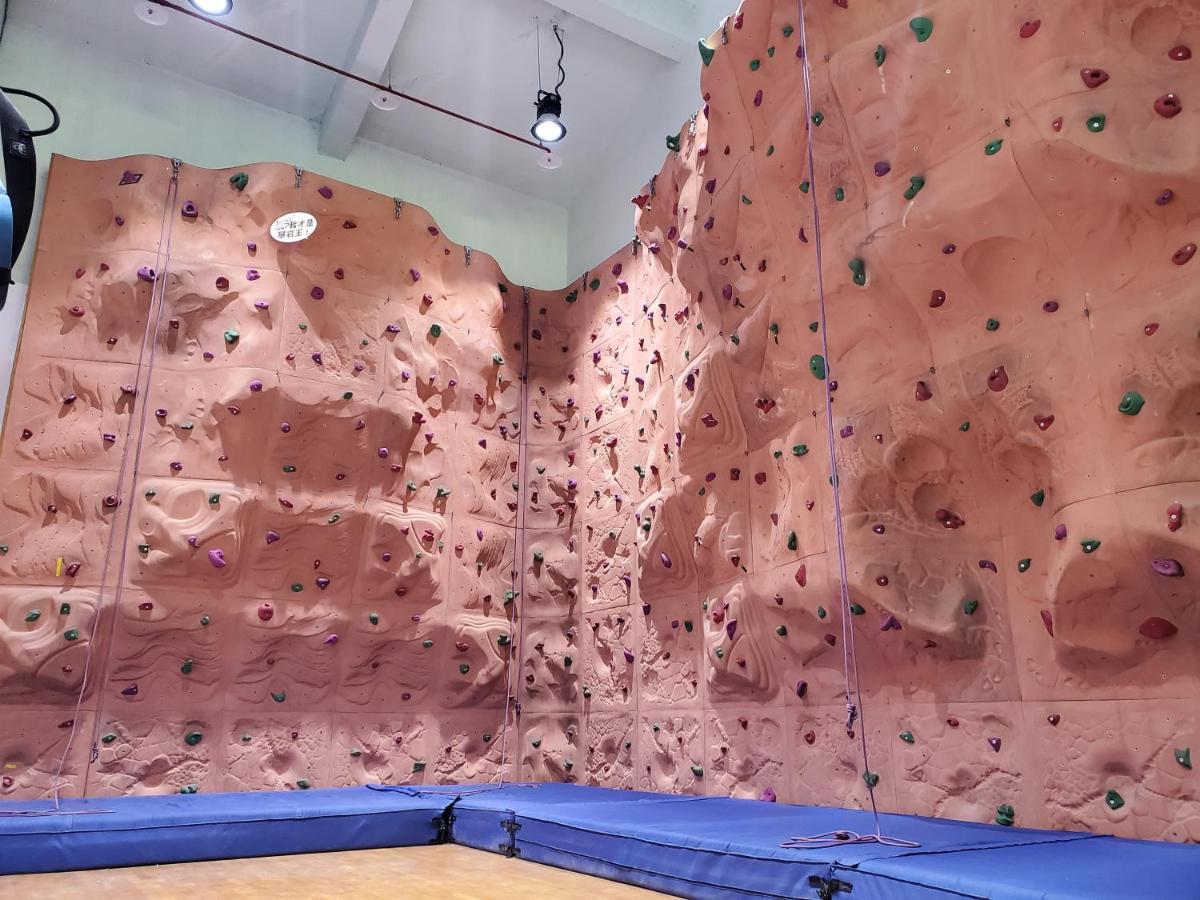 Parkview Hotels & Resorts Hualien Kültér fotó Climbing wall at the school